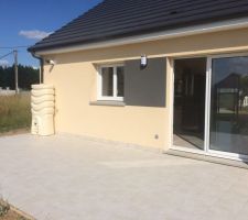 Vue exterieure de la terrasse avec le récupérateur d'eau et luminaire extérieure