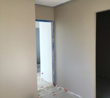 Mise en couleur des murs de notre chambre (Beige Wes)