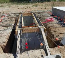 Montage des murs de la fosse en blocs à bancher - Mise en place du ferraillage vertical avec les attentes pour se repiquer dans le treillis de la dalle du garage