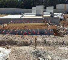 Montage des murs de la fosse en blocs à bancher - Mise en place du ferraillage vertical avec les attentes pour se repiquer dans le treillis de la dalle du garage