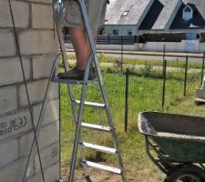 Bourrage des angles avec du béton. Une longue tige en métal pour touiller !