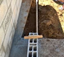 Élargissement de la dalle pour la remettre droite et pouvoir mettre de spots de fleurs sans que la pelouse salisse l'enduit du mur.