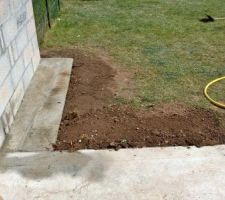 Remise en place de la terre végétale devant la terrasse. Enlèvement d'une demi-tonne de gravier pour les répartir devant l'entrée en plein cagnard... Qui dit mieux ?