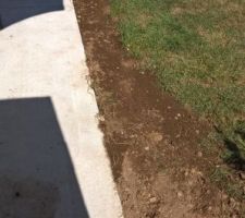 Remise en place de la terre végétale devant la terrasse. Enlèvement d'une demi-tonne de gravier pour les répartir devant l'entrée en plein cagnard... Qui dit mieux ?