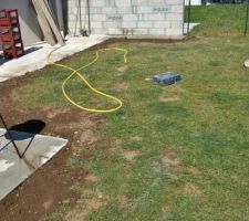 Remise en place de la terre végétale devant la terrasse. Enlèvement d'une demi-tonne de gravier pour les répartir devant l'entrée en plein cagnard... Qui dit mieux ?