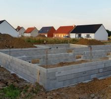 Le 24/06/2015 début de la maçonnerie des murs du soubassement (vide sanitaire de 0,75m avec terrasse attenante de 4x7m).Mise en place des bandes isolantes sur la ceinture totale de la construction (absence de bande isolante sur le mur de refend et sur le mur intérieur de la terrasse !!!)