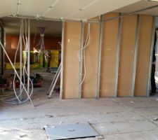 Le 13/11/2015 réalisation de la cloison de 12cm (c'est léger !!!) entre le garage et la maison (pont thermique à chaque rail !!!!)