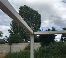 Pose des poutrelles du pr&eacute;au