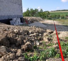 Va falloir un mur de soutenement... mur, enrochement, moduflor ou petit talus naturel ? sachant que je vais passer avec ma voiture tout les jours pour me garer derriere sous le carport...