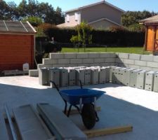 Montage des murs au bout de la premiere journ&eacute;e.