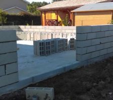 Montage des murs au bout de la premiere journ&eacute;e.