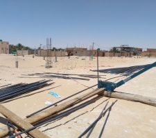 On cisaille les barres de fer pour les poteaux, 3 m.