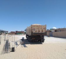 Livraison du sable ! Le sable local est trop fin pour le b&eacute;ton.