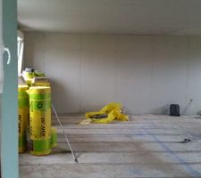 Le 13/11/2015 pose de l'isolation et pose des placos murals dans la partie habitation. Pose des protections aux fenêtres(wc, salle de bains et garage).