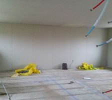 Le 13/11/2015 pose de l'isolation et pose des placos murals dans la partie habitation. Pose des protections aux fenêtres(wc, salle de bains et garage).