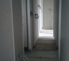 Le 13/11/2015 pose de l'isolation et pose des placos murals dans la partie habitation. Pose des protections aux fenêtres(wc, salle de bains et garage).