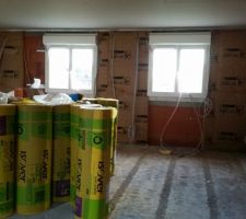 Le 13/11/2015 pose de l'isolation et pose des placos murals dans la partie habitation. Pose des protections aux fenêtres(wc, salle de bains et garage).