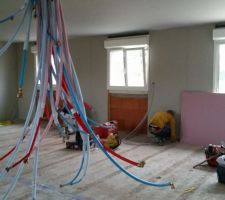 Le 13/11/2015 pose de l'isolation et pose des placos murals dans la partie habitation. Pose des protections aux fenêtres(wc, salle de bains et garage).