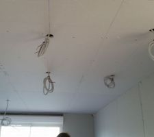 Le 13/11/2015 pose de l'isolation et pose des placos murals dans la partie habitation. Pose des protections aux fenêtres(wc, salle de bains et garage).