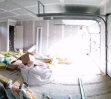 Le 16/11/2015 poursuite de la pose de l'isolation et de la pose des placos murals dans la maison et dans le garage (non prévu initialement mais rendu obligatoire suite au changement de lieu d'installation de la chaudière murale qui a maintenant son propre petit local dans le garage).