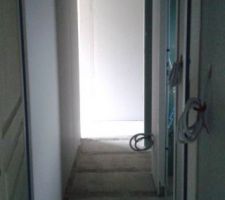 Le 26/11/2015 pose de l'isolation et pose des cloisons de chambres et bureau.