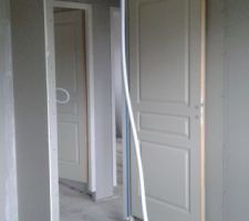 Le 26/11/2015 pose de l'isolation et pose des cloisons de chambres et bureau.