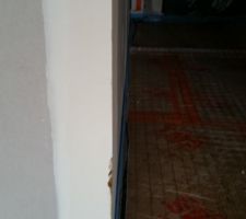 Le 09/02/2016 pose du treillis sur l'isolant TMS, coulage de la chape sèche (dans laquelle les fourreaux électriques de l'ilot central de la cuisine ont été directement coulés !!!) et pose du carrelage en mode scellé, le tout effectué en une seule journée sans aucune protection des placos par l'entreprise xxxxxxxxxxxx. Nombreuses traces noires laissées sur le placo par le tuyau.....