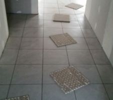 Le 09/02/2016 pose du treillis sur l'isolant TMS, coulage de la chape sèche (dans laquelle les fourreaux électriques de l'ilot central de la cuisine ont été directement coulés !!!) et pose du carrelage en mode scellé, le tout effectué en une seule journée sans aucune protection des placos par l'entreprise xxxxxxxxxxx. Nombreuses traces noires laissées sur le placo par le tuyau.....