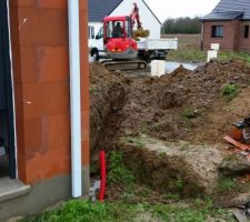 Le 10/02/2016 r&eacute;alisation du r&eacute;seau d'assainissement et pose des gaines et des regards (erreur constat&eacute;e sur le plan du constructeur qui a invers&eacute; le collecteur EP avec celui EU !!!!!!).