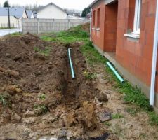 Le 10/02/2016 r&eacute;alisation du r&eacute;seau d'assainissement et pose des gaines et des regards (erreur constat&eacute;e sur le plan du constructeur qui a invers&eacute; le collecteur EP avec celui EU !!!!!!).