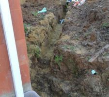 Le 10/02/2016 r&eacute;alisation du r&eacute;seau d'assainissement et pose des gaines et des regards (erreur constat&eacute;e sur le plan du constructeur qui a invers&eacute; le collecteur EP avec celui EU !!!!!!).