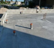 Dalle coulée ! Vue sur les tuyaux d'évacuation