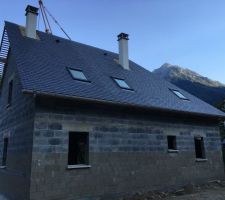 Face ouest toit presque fini reste l'entourage des cheminées