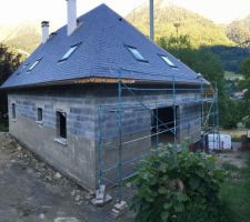 Face ouest et sud toit presque fini reste l'entourage des cheminées et l'arretier