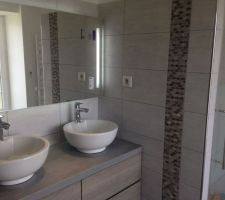 Meuble de salle de bain, double vasque, miroir, carrelage, tout a été fournit et posé par Hei