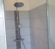 Douche, Carrelage, paroi de douche, porte, tout a été fournit et posé par Hei Construction.