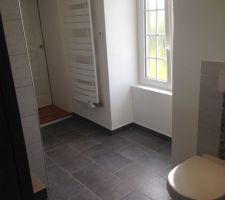 Carrelage, Toilette, plomberie, chauffe-serviette, menuiserie, tout a été fournit, posé et réalisé par Hei Construction.