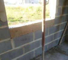 Renfort de ferraillage au niveau des bas de fenêtres avant la pose des appuis fenêtres