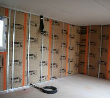Les électriciens sont passés par là aussi... Beaucoup de soin dans la mise en place de l'isolant, rails en place également.