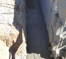 Coulage du béton dans les blocs à bancher de la fosse - Le béton en trop à été mis autour de la fosse, ce sera ça de moins à remblayer