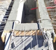 Coulage du béton dans les blocs à bancher de la fosse