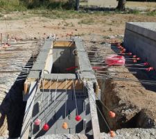 Coulage du béton dans les blocs à bancher de la fosse