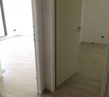 Parquet terminé dans deux chambres sur 3. Reste plinthes à poser.