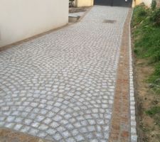 Ca y est, l'allée pour les voitures en pavés granit est terminée ! Reste à faire le carrelage sur la partie terrasse et ça sera fini