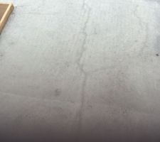 Première petite déconvenue, après 1jour et demi... Le maçon m'annonce commencer l'élévation des murs. Ce qui implique de poser des palettes d'une tonne sur une dalle  fraîchement coulée..  Apres vérification et un retour de l'entreprise de beton. Il faut au moins 21 jours avant d'intervenir. Autant dire que 1 jour et demi c'est prendre des risques pour la suite.. Au final obligé de mettre un coup de pression avec l'intervention d'un huissier pour obtenir gain de cause.. Affaire à suivre..