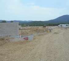 Pose des emballages b&eacute;ton pour l'eau et l'&eacute;lectricit&eacute; et pose du ferraillage pour la future cl&ocirc;ture