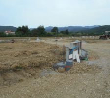 Pose des emballages béton pour l'eau et l'électricité et pose du ferraillage pour la future clôture