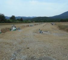 Pose des emballages béton pour l'eau et l'électricité et pose du ferraillage pour la future clôture