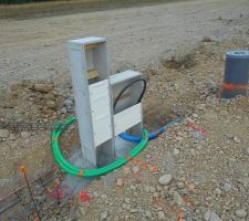 Pose des emballages béton pour l'eau et l'électricité et pose du ferraillage pour la future clôture