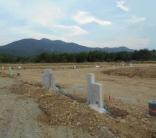 Pose des emballages béton pour l'eau et l'électricité et pose du ferraillage pour la future clôture